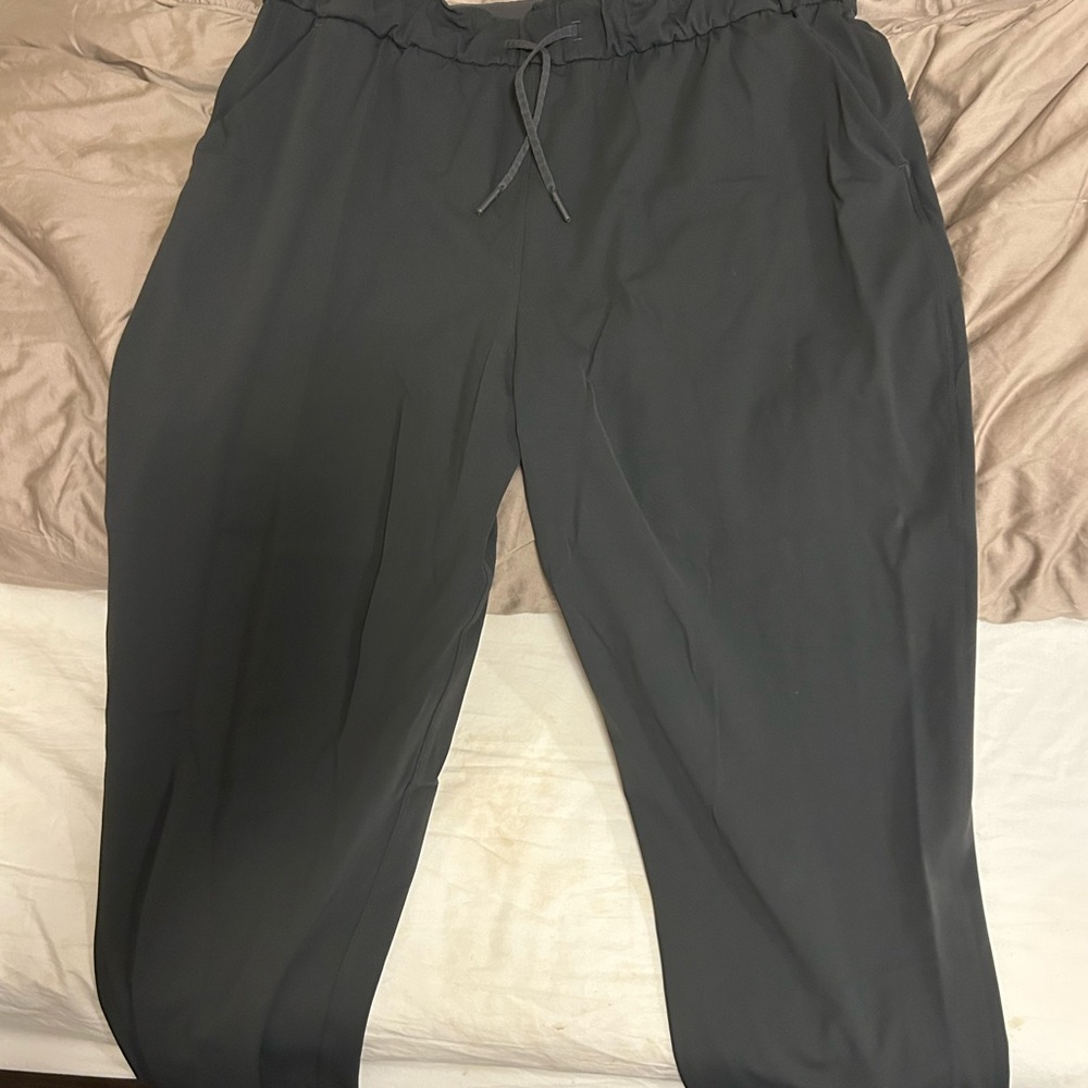 Lululemon women’s stretch high rise 7/8 pant.
